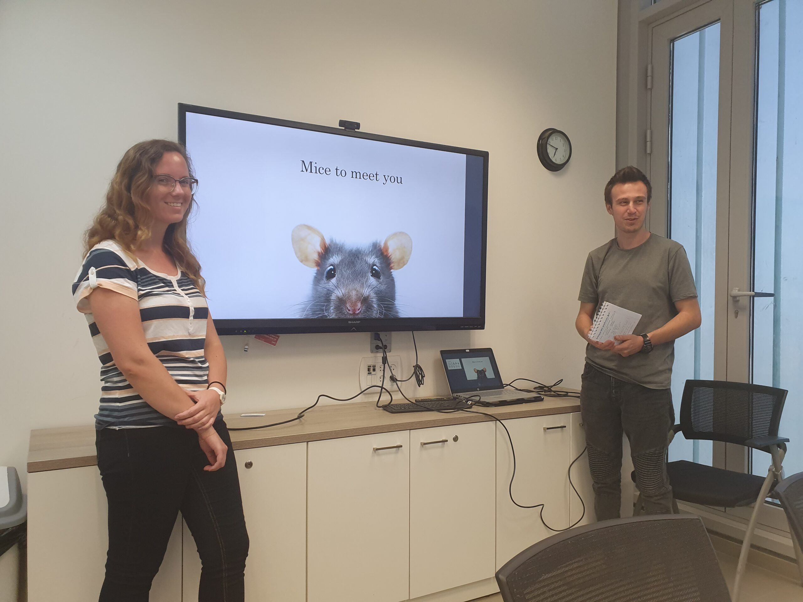 Lena and Yossi presenting at a lab meeting (2019)